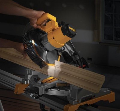 DEWALT Pokosová pila 1 600W, max. řezy 162 x 89 mm s XPS světelným systémem 